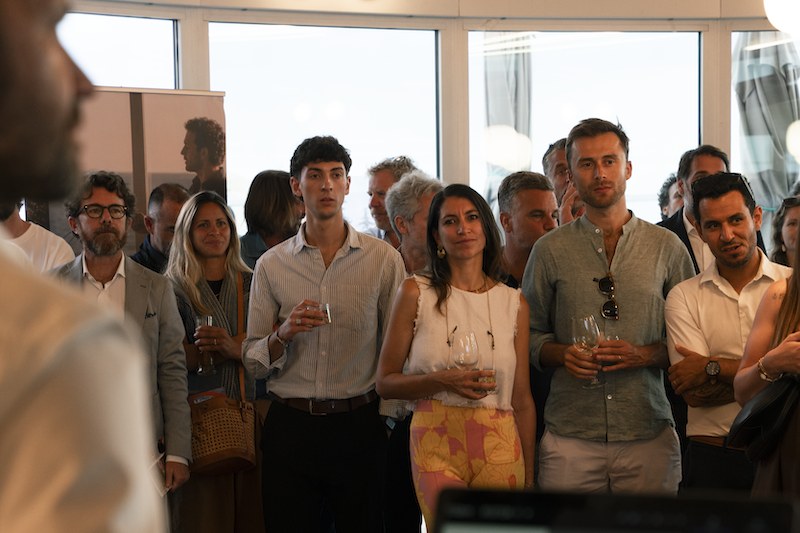 Public attentif et verre à la main lors d’une présentation Wolk Connect Deal à Marseille