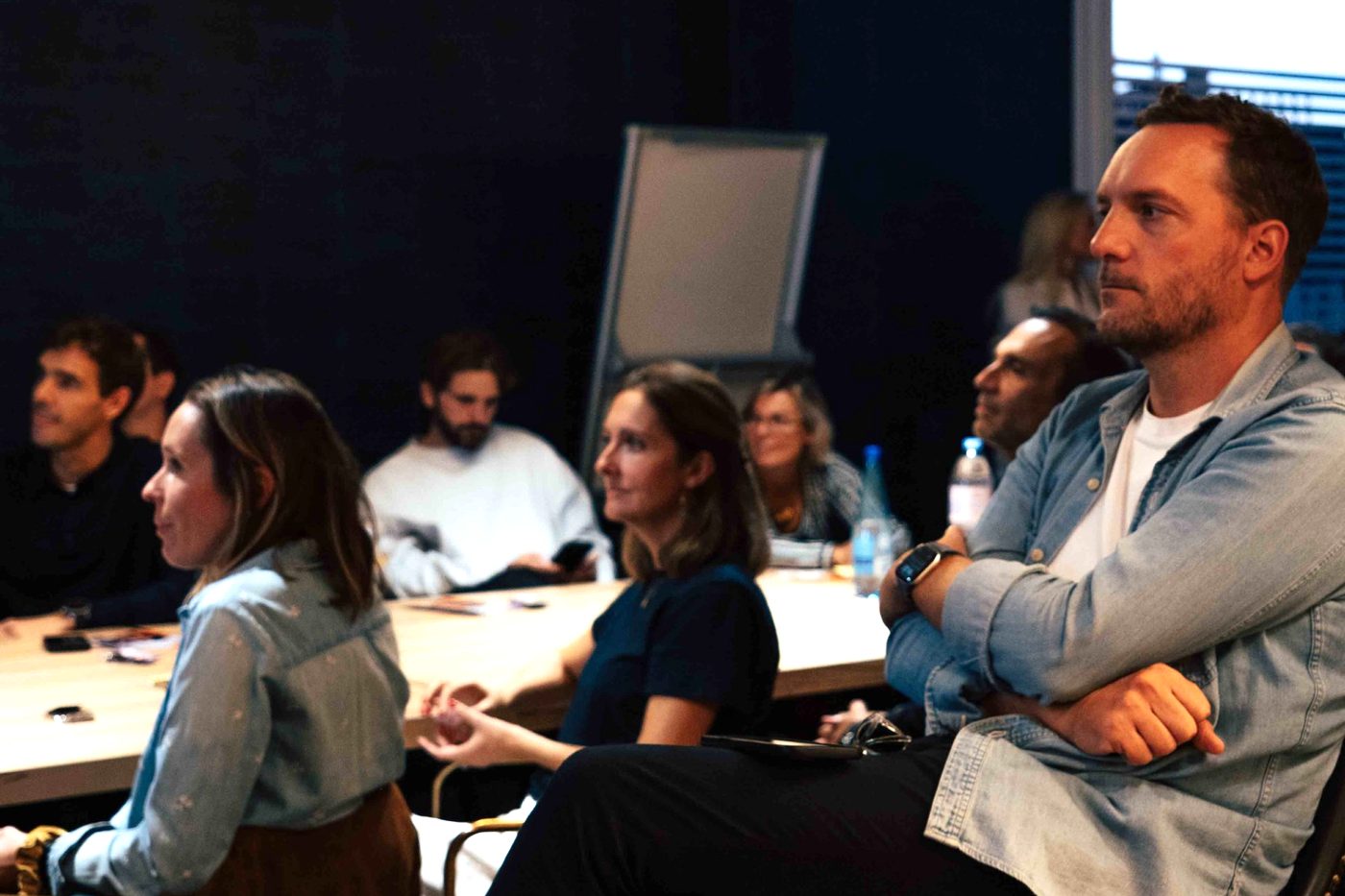 Membres du club assis autour d’une table lors d’un atelier Wolk Connect Lab à Marseille