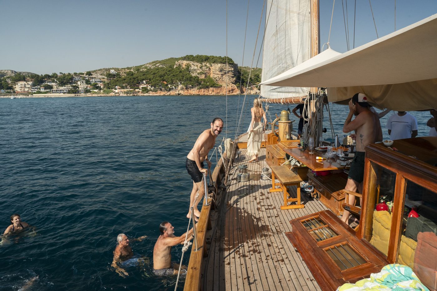 Membres du club Wolk sur le pont d’un voilier et en baignade lors d’une sortie en mer à Marseille avec Nicolas Rouger