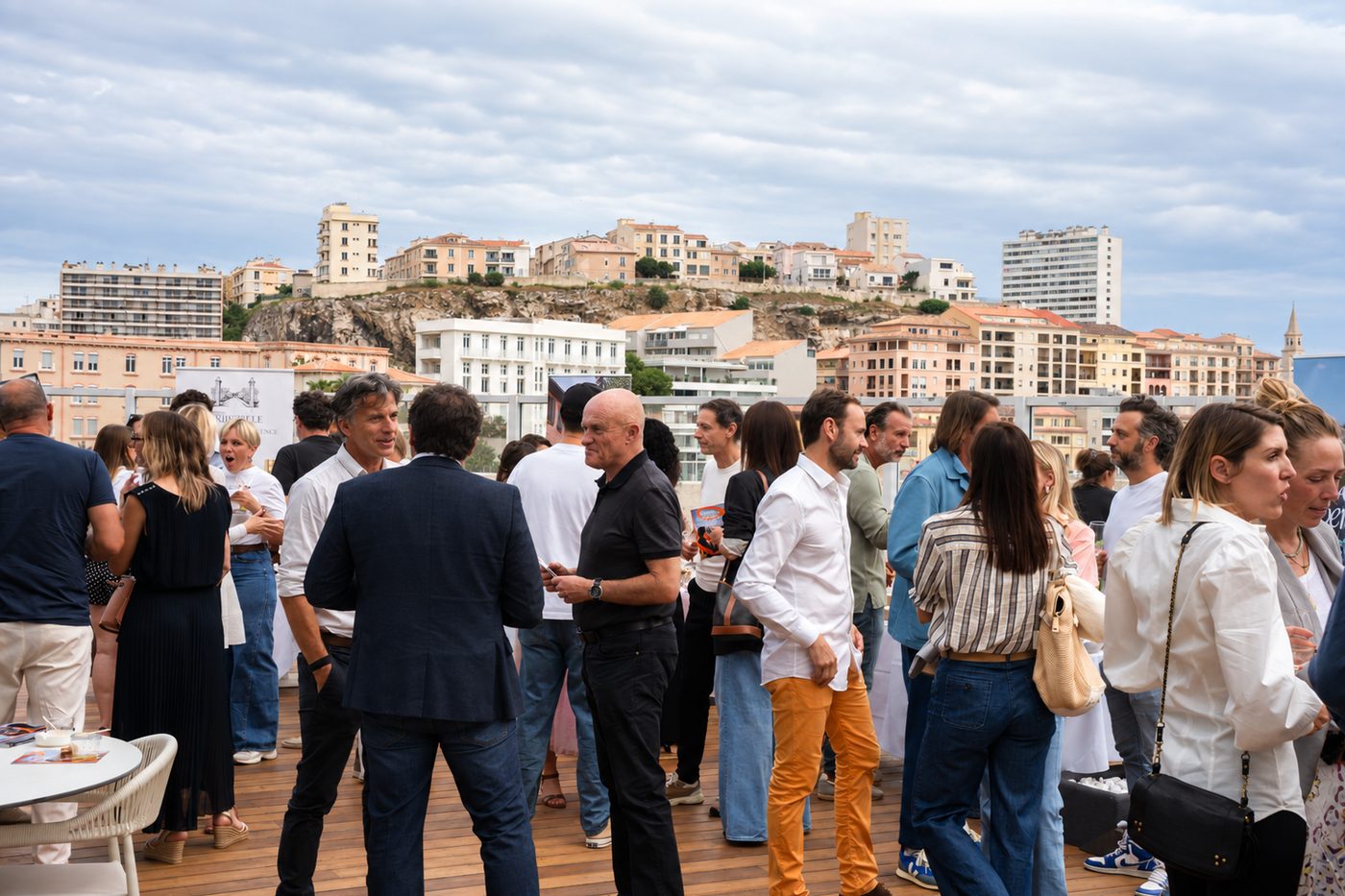 Membres du club Wolk réunis en cocktail sur la terrasse du Cercle des Nageurs de Marseille avec vue sur la ville